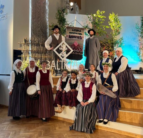 Folkloras kopa "Āravieši"